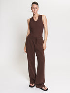 Model wearing a Tanktop body in brown together with the Linda Tol jogger in brown. 