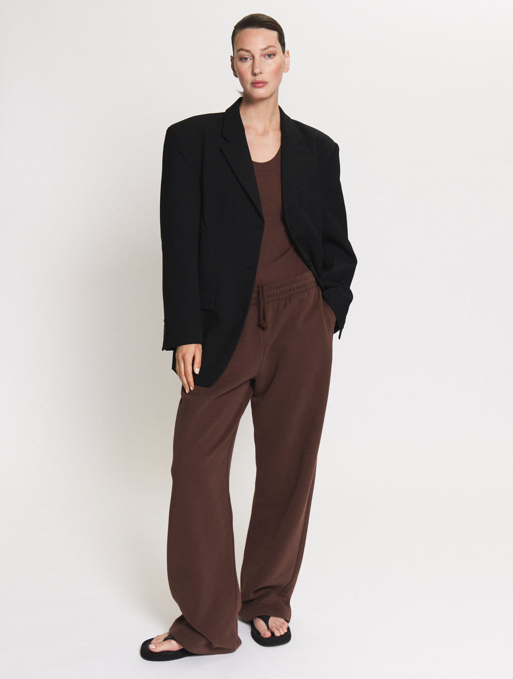 Model wearing the Blazer in black. Tanktop body in brown together with the Linda Tol jogger in brown